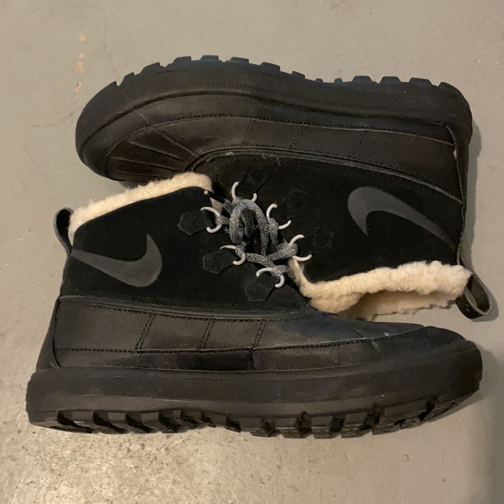black nike sherpa lined boots